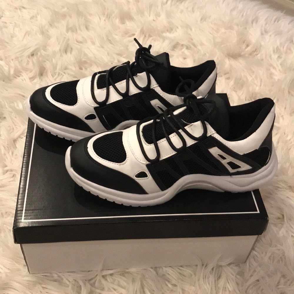 Tennis shoes